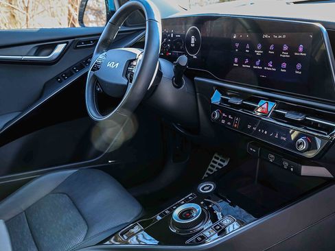 Certified 2023 Kia Niro Wave w/ Wave Preserve Package image 25