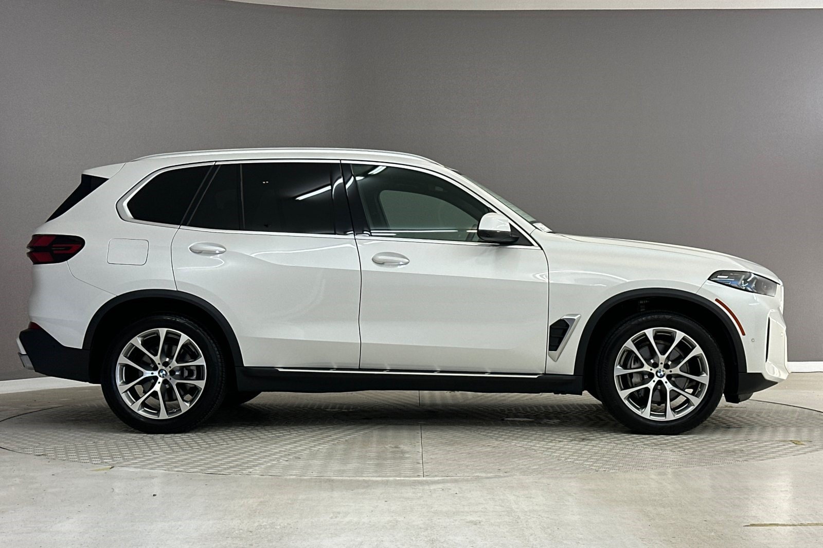 Used 2025 BMW X5 xDrive40i w/ Parking Assistance Package AWD/4WD image 8