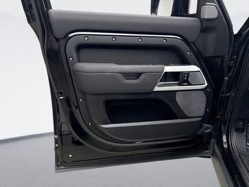 Used 2023 Land Rover Defender 130 SE image 9