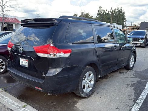 Used 2011 Toyota Sienna LE image 4