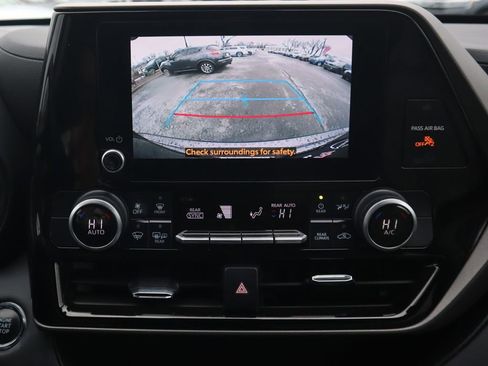 Used 2023 Toyota Highlander L image 16