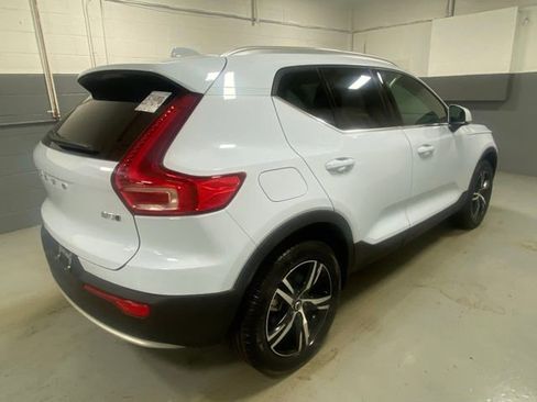 Used 2025 Volvo XC40 B5 Core image 3