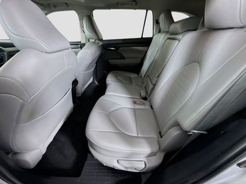 Used 2022 Toyota Highlander XLE FWD image 24