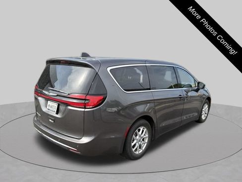 Used 2023 Chrysler Pacifica Touring-L FWD image 5