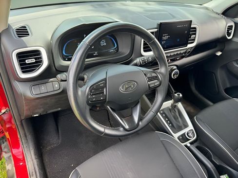 Used 2024 Hyundai Venue Limited FWD image 21