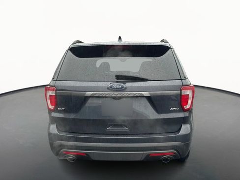 Used 2017 Ford Explorer XLT w/ XLT Appearance Package image 4