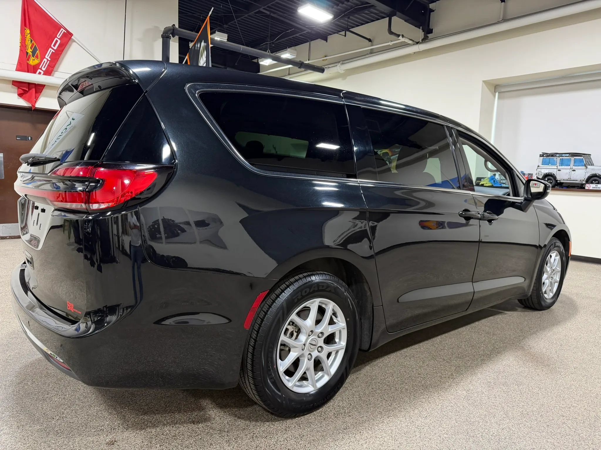 Used 2023 Chrysler Pacifica Touring-L FWD image 16