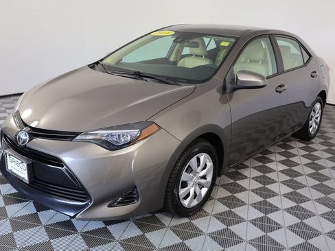 Used 2018 Toyota Corolla LE FWD image 4