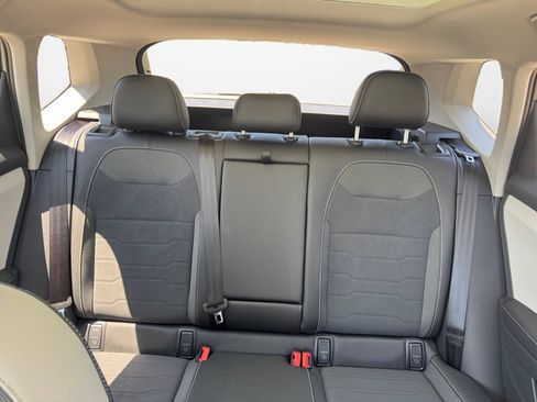 Used 2025 Volkswagen Taos SE w/ Panoramic Sunroof Package image 12