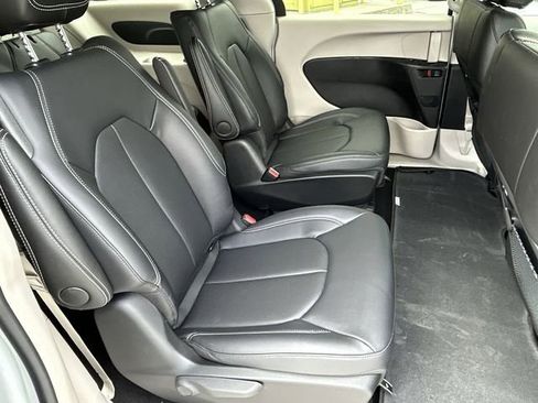 New 2024 Chrysler Pacifica Select image 14