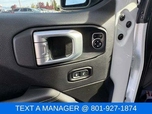 Used 2022 Jeep Wrangler Unlimited Sahara AWD/4WD image 16