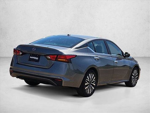 Used 2024 Nissan Altima 2.5 SV FWD image 5