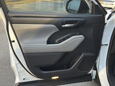 Certified 2022 Toyota Highlander XLE image 14