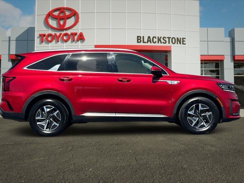 Used 2021 Kia Sorento S FWD image 2