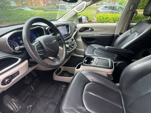 Used 2023 Chrysler Pacifica Touring-L FWD image 12