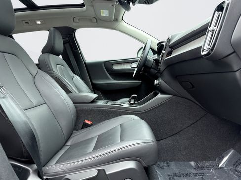 Used 2025 Volvo XC40 B5 Core image 17