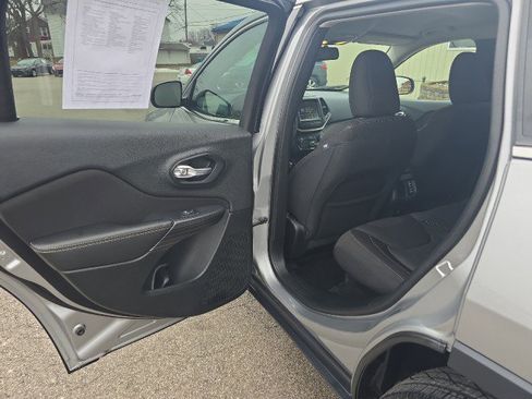 Used 2016 Jeep Cherokee Latitude w/ Cold Weather Group image 32