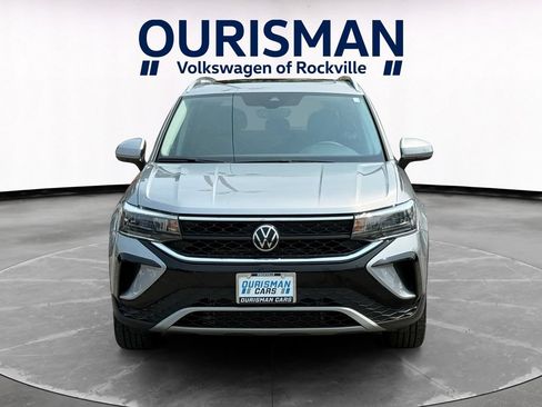 Used 2023 Volkswagen Taos SE w/ Panoramic Sunroof Package FWD image 8