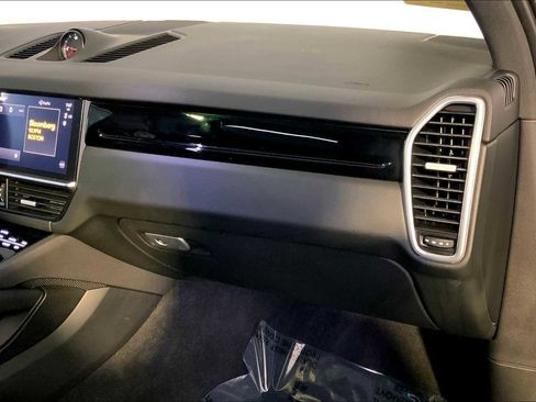 Used 2023 Porsche Cayenne w/ Premium Package image 22