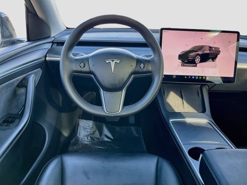 Used 2024 Tesla Model Y 2WD image 21