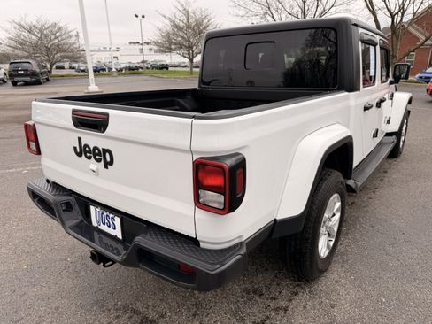 Used 2023 Jeep Gladiator Sport AWD/4WD image 3