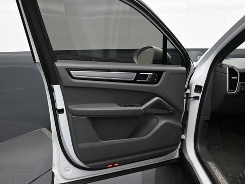 Certified 2023 Porsche Cayenne Platinum Edition AWD/4WD image 8