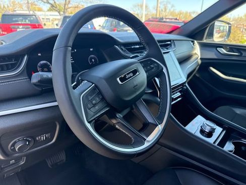Used 2025 Jeep Grand Cherokee Altitude AWD/4WD image 14