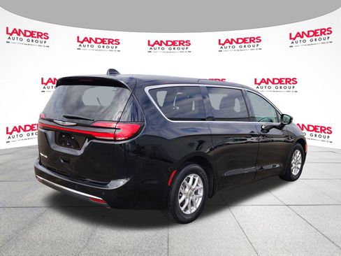 Used 2024 Chrysler Pacifica Touring-L image 3