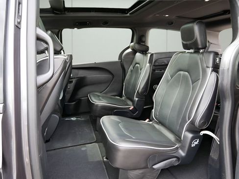 Used 2020 Chrysler Pacifica Limited w/ S Appearance Package FWD image 11