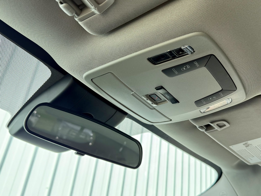 Used 2025 Toyota Sienna LE FWD image 32