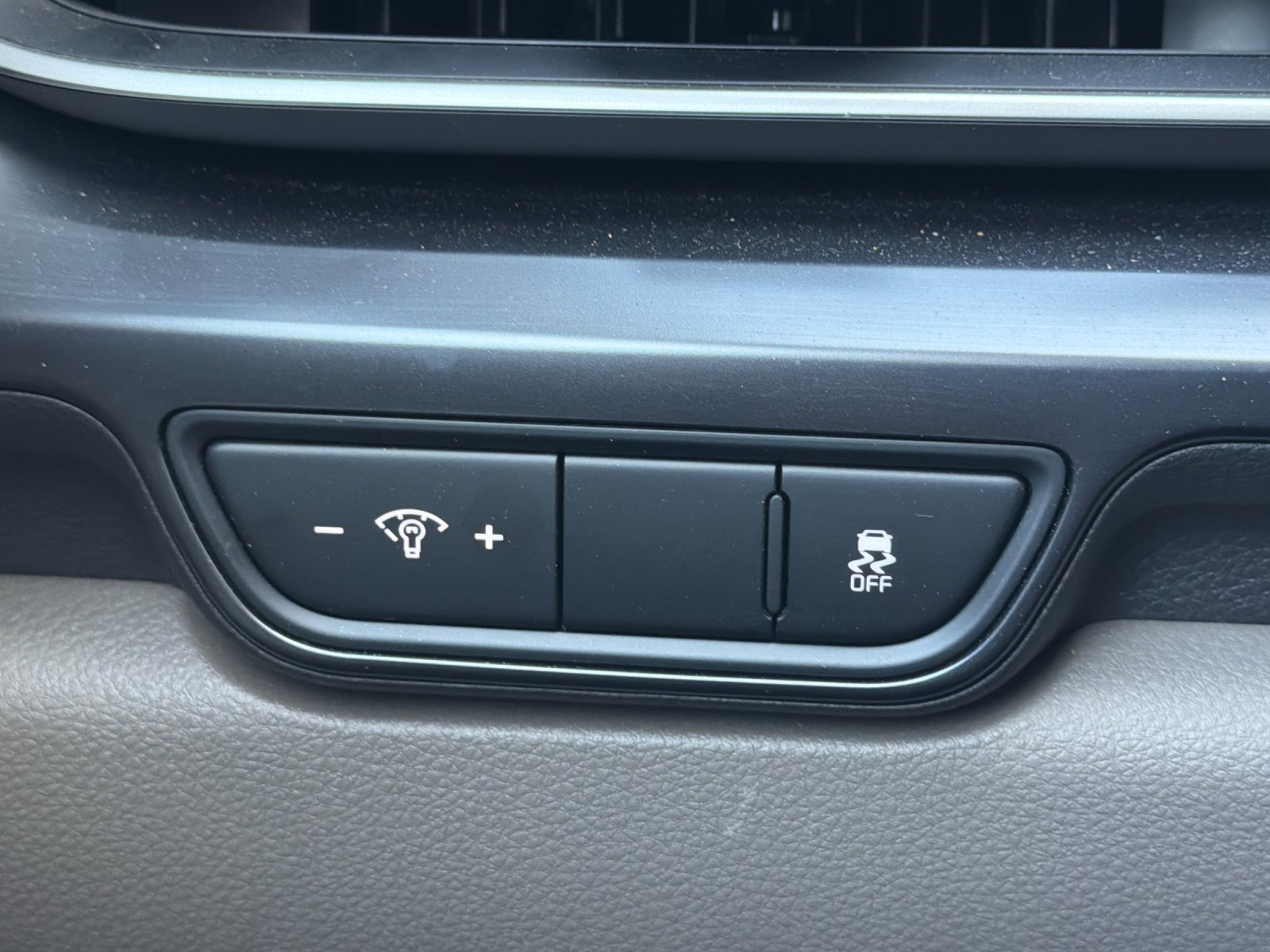 Used 2025 Kia Carnival FWD image 34