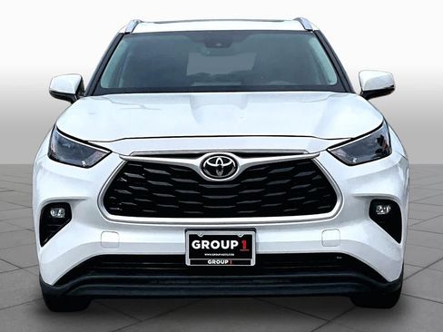 Used 2023 Toyota Highlander XLE FWD image 4