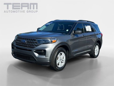 Used 2023 Ford Explorer XLT image 3