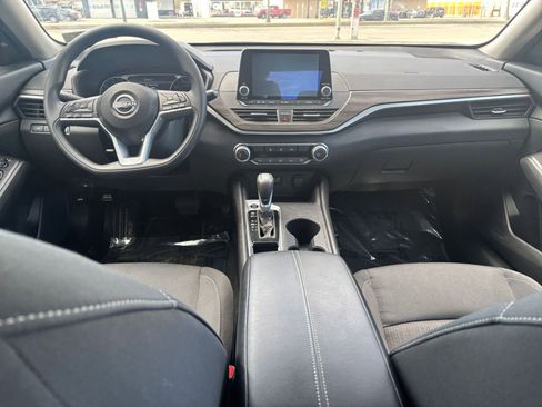 Used 2025 Nissan Altima 2.5 SV FWD image 34