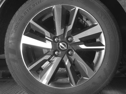 Used 2025 Nissan Versa SV FWD image 15