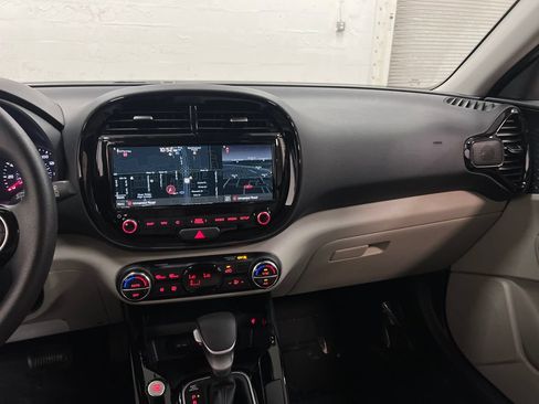 Used 2022 Kia Soul S FWD image 19