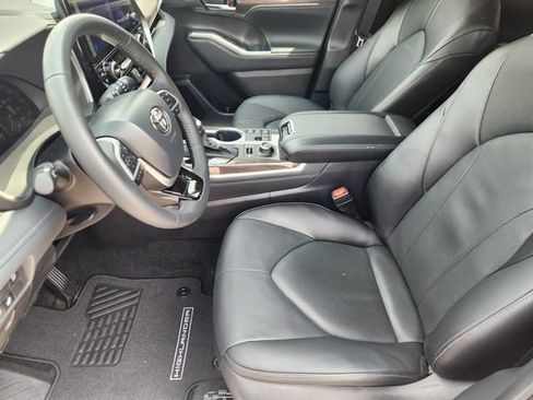 Certified 2025 Toyota Highlander Limited AWD/4WD image 24
