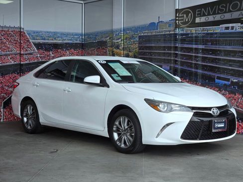 Used 2016 Toyota Camry SE image 1