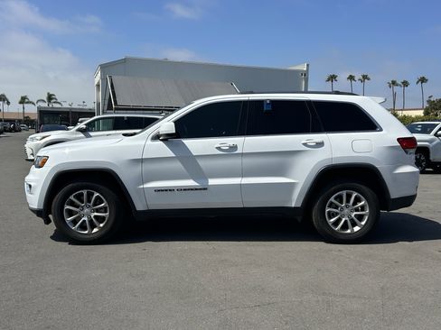 Used 2021 Jeep Grand Cherokee Laredo image 2