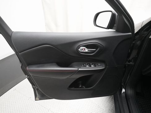 Used 2019 Jeep Cherokee Trailhawk w/ Comfort/Convenience Group image 27