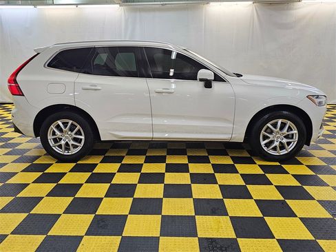 Used 2020 Volvo XC60 T5 Momentum image 2
