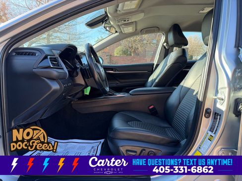 Used 2023 Toyota Camry SE FWD image 3