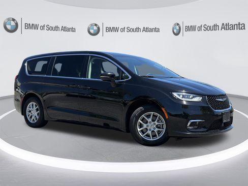Used 2024 Chrysler Pacifica Touring-L FWD image 2