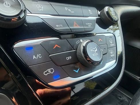 Used 2019 Chrysler Pacifica Touring-L w/ S Appearance Package FWD image 26