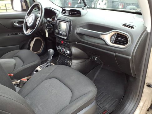 Used 2015 Jeep Renegade Latitude FWD image 16