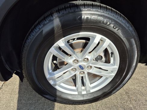 Certified 2022 Ford Explorer XLT w/ Equipment Group 202A image 5