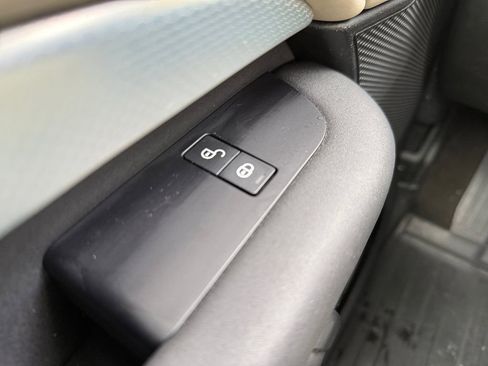 Used 2020 Land Rover Discovery Landmark image 23