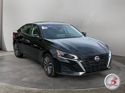 Used 2024 Nissan Altima 2.5 SV w/ SV Premium Package FWD image 1