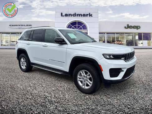 Used 2024 Jeep Grand Cherokee Laredo AWD/4WD image 1