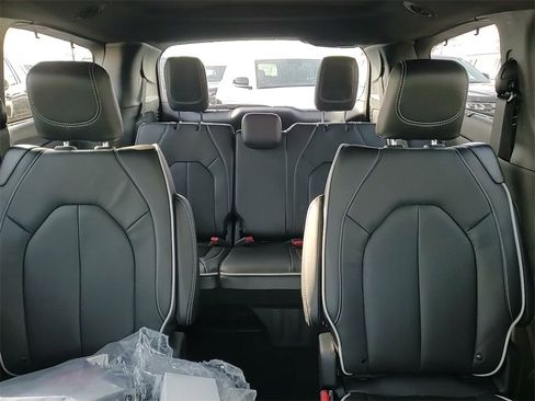 New 2026 Chrysler Pacifica Limited w/ Uconnect Theater Family Group image 31